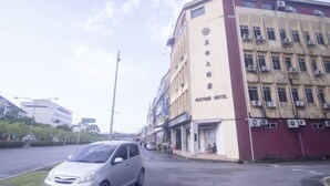 A multi-story building with a sign for Hayfair Hotel. - Hotel O Mayfair Hotel (Kuching)