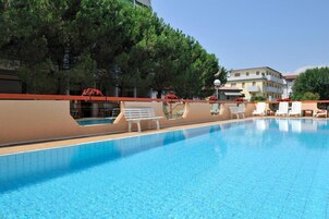 Una piscina al aire libre