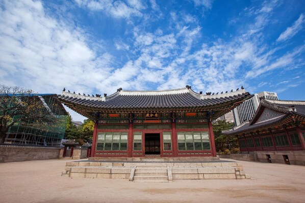 A traditional Korean building with a tiled roof, a central entrance, and a surrounding courtyard. - Nine Star Hotel Sinchon (Seoul)