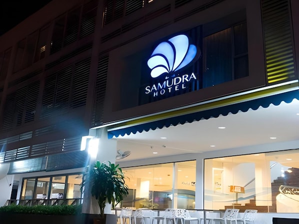 تناول الطعام بالخارج