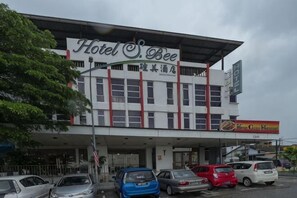 A hotel with a sign reading 'Hotel S. Bee' and a restaurant sign below it. - S Bee Hotel (Johor Bahru)