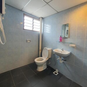 A bathroom with a toilet, sink, and shower. - Highway Budget Hotel (Ipoh)