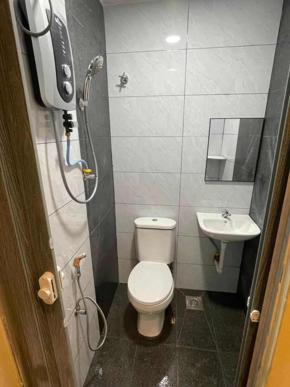 Ein kleines Badezimmer mit Toilette, Waschbecken und Duschkabine.