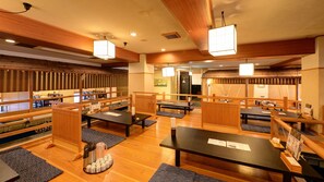 Eine traditionelle japanische Herberge mit Tatami-Bodenbelag, Holzmöbeln und Shoji-Schiebetüren.