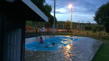 室外游泳池,提供日光浴躺椅