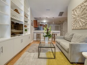 Appartement Deluxe, 2 chambres, cuisine | Aire de séjour | Téléviseur à écran plat, Netflix, films payants