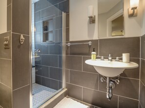Appartement Deluxe, 2 chambres, cuisine | Salle de bain | Douche, douche cascade, articles de toilette (gratuits)