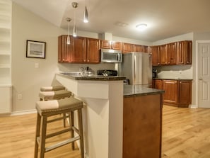 Apartemen Deluks, 2 kamar tidur, dapur | Dapur pribadi | Lemari es, microwave, oven, dan kompor