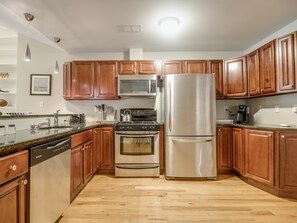 Appartement Deluxe, 2 chambres, cuisine | Cuisine privée | Réfrigérateur, four à micro-ondes, un four, surface de cuisson