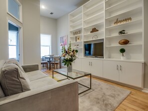 Appartement Deluxe, 2 chambres, cuisine | Aire de séjour | Téléviseur à écran plat, Netflix, films payants