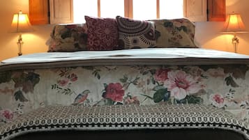 1 habitación, escritorio y ropa de cama