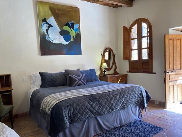 Suite estándar (King #1) | Ropa de cama hipoalergénica, escritorio y ropa de cama 