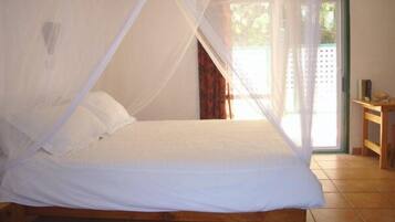 Iron/ironing board, bed sheets