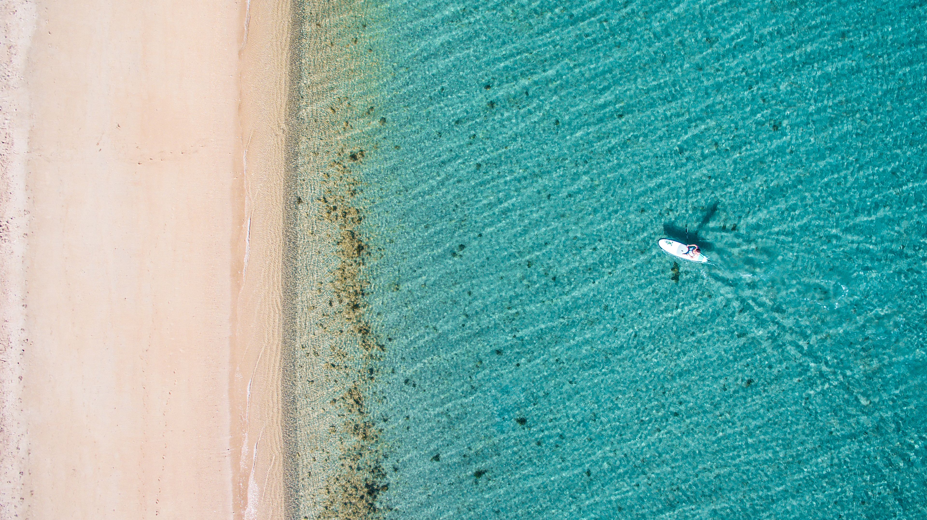 Playa privada, arena blanca, sombrillas, toallas de playa