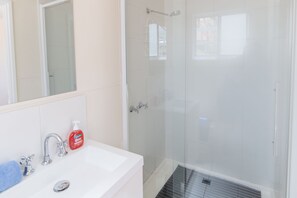 Douche, articles de toilette gratuits, serviettes fournies