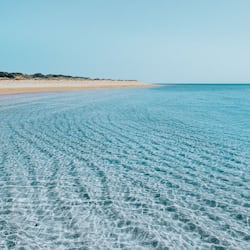 Playa privada, arena blanca, sombrillas, toallas de playa