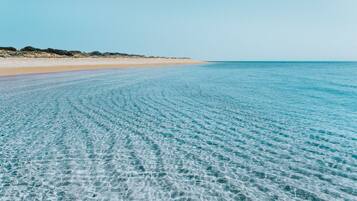 شاطئ خاص، رمال بيضاء، مظلات الشاطئ، مناشف للشاطئ