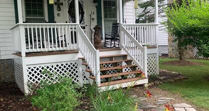 Rauhallinen mökki sijaitsee aivan Linville-joen varrella