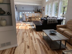 Télévision, cheminée, lecteur de DVD, baby-foot