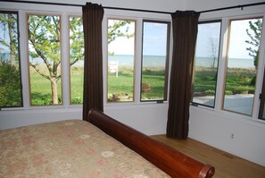 4 bedrooms, iron/ironing board, free WiFi, bed sheets - Large Unique & Artistic Lake Michigan Beachfront House with Awesome Game Room (Oostburg)