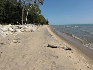 Rannalla, aurinkotuoleja