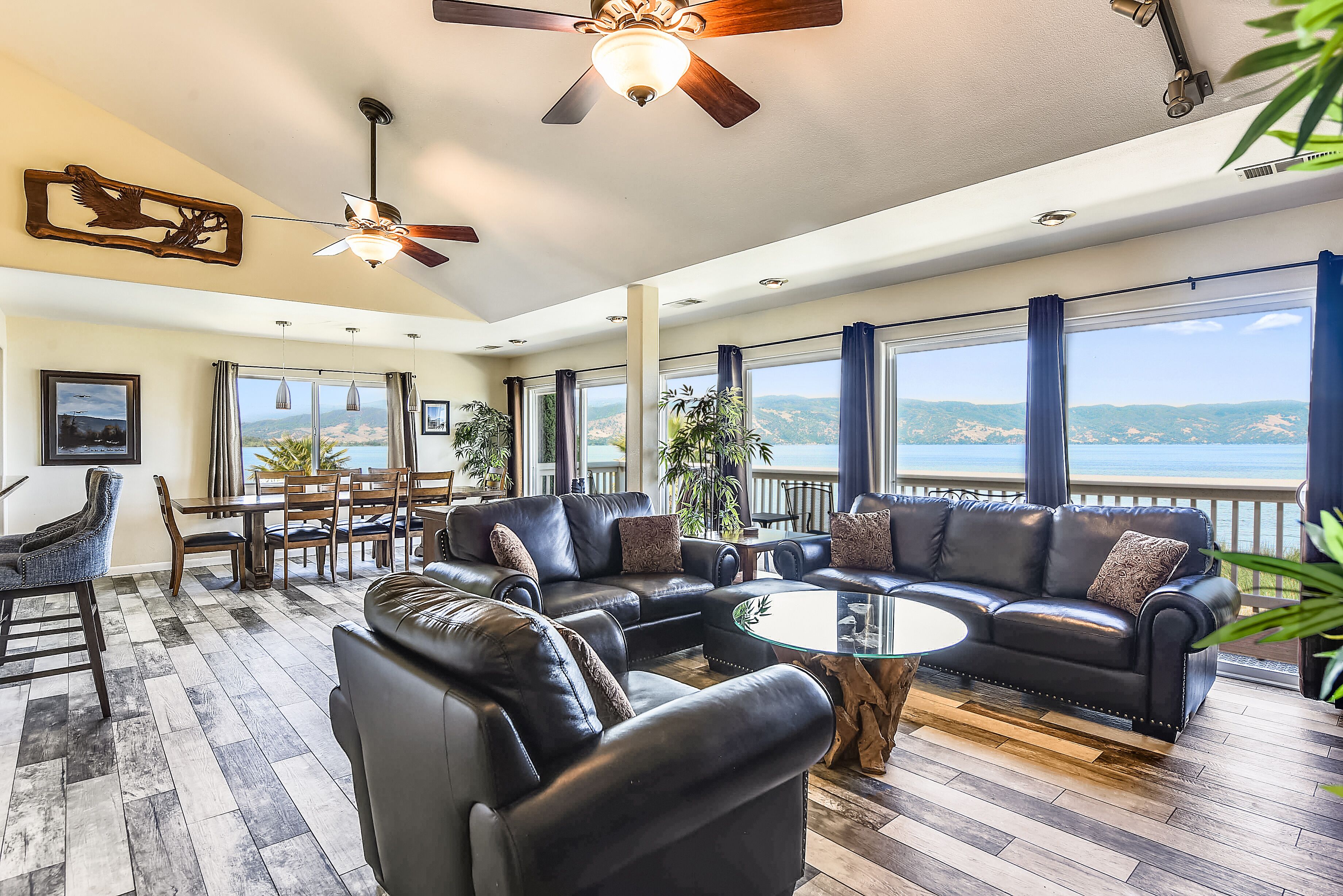 TV connectée, lecteur de DVD, table de tennis de table, livres