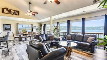 TV connectée, lecteur de DVD, table de tennis de table, livres