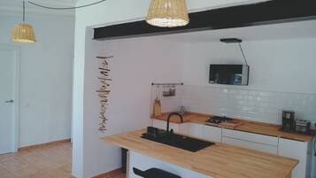 Réfrigérateur, micro-ondes, four, plaque de cuisson