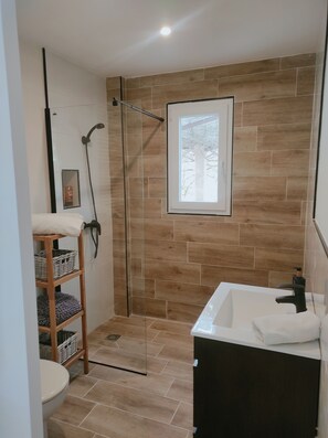 Sèche-cheveux, serviettes fournies