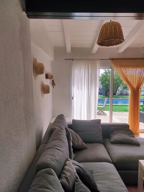 Smart-TV, Kamin, Stereoanlage