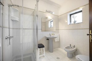 Ensemble douche/baignoire, sèche-cheveux, bidet, serviettes fournies