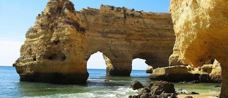 بالقرب من الشاطئ، كراسي للتشمس