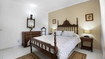 3 bedrooms, iron/ironing board, travel crib, free WiFi