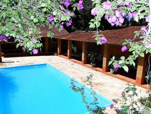 Outdoor pool, pool loungers - Hotel Bougainville (Itatiaia)