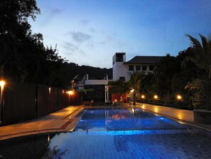 Una piscina al aire libre