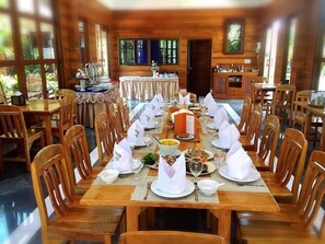 Serveert ontbijt, lunch, diner, Thaise gerechten 