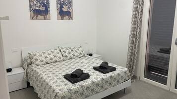 8 quartos, ferros/tábuas de passar roupa, berço de viagem