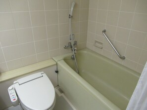 Een bad/douchecombinatie, gratis toiletartikelen, een haardroger