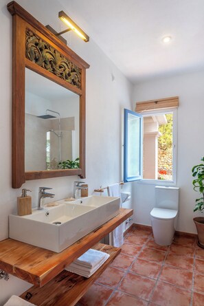 Combined shower/bathtub, hair dryer, towels - Beautiful house with large pool for 8 in the hills of San Jose very well located (San José)