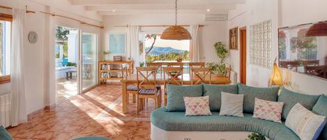 Televisión, chimenea, reproductor de DVD, mesa de ping pong