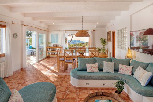 Beautiful house with large pool for 8 in the hills of San Jose very well located