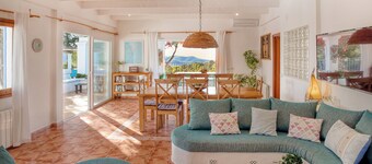 Beautiful house with large pool for 8 in the hills of San Jose very well located