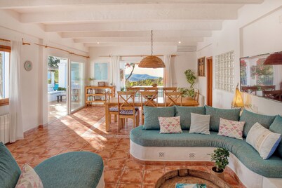 Beautiful house with large pool for 8 in the hills of San Jose very well located