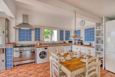 Beautiful house with large pool for 8 in the hills of San Jose very well located