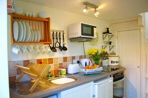 Een koelkast, een magnetron, een oven, een kookplaat