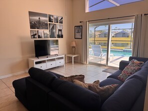 Smart TV, video games, DVD player, ping pong - Lakefront Villa | Private Heated Pool | Games Room | Fast WiFi | 2026 Discount (Kissimmee)