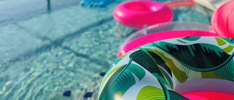 Alberca al aire libre y alberca climatizada