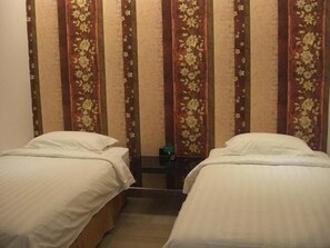 Deluxe Twin Room | Desk, iron/ironing board, free WiFi