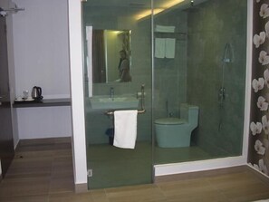 Shower, free toiletries, towels