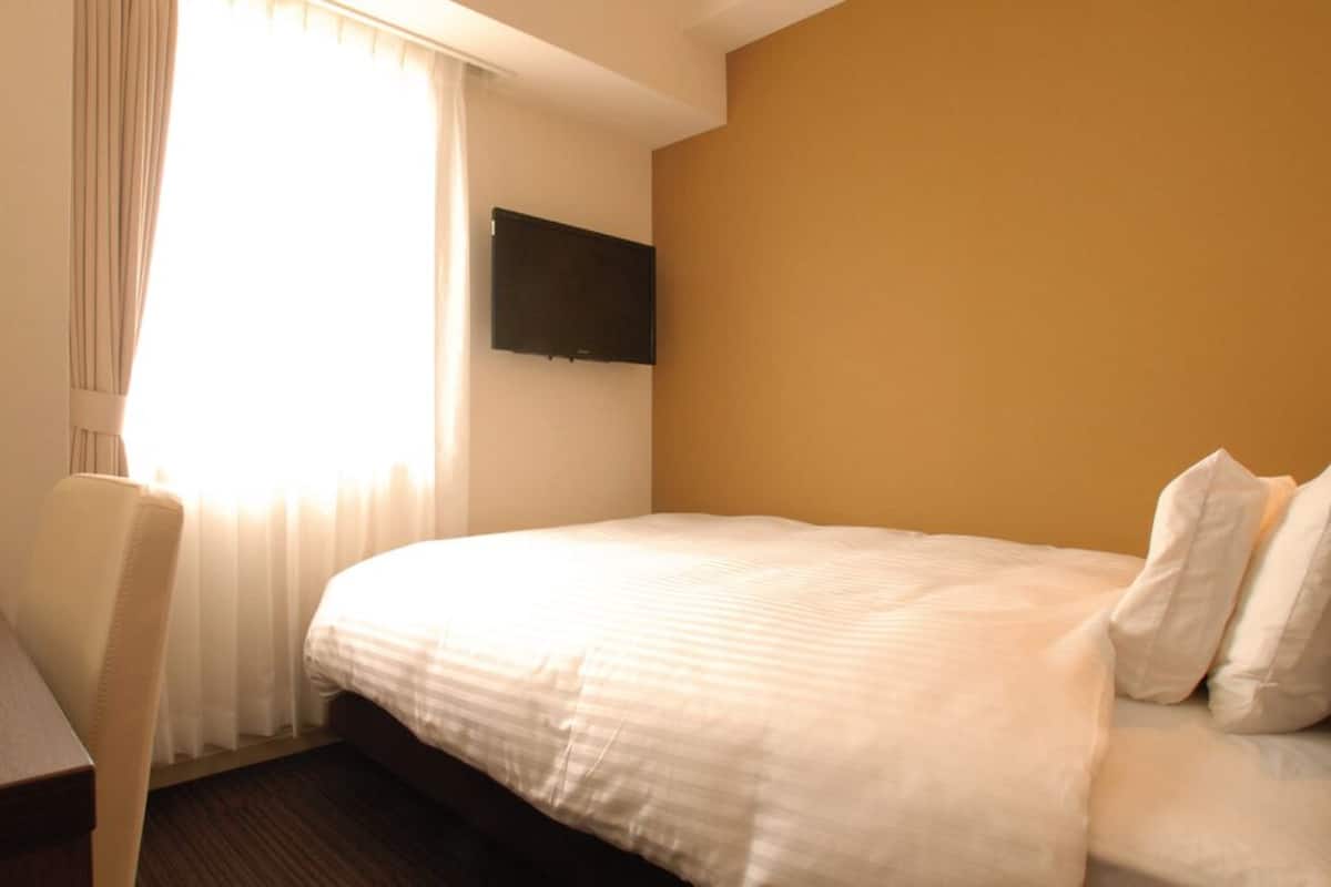 Down duvets, desk, blackout curtains, soundproofing